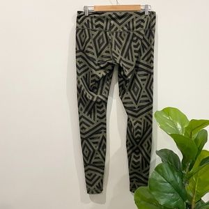 Lululemon Aztec green black legging wunder under